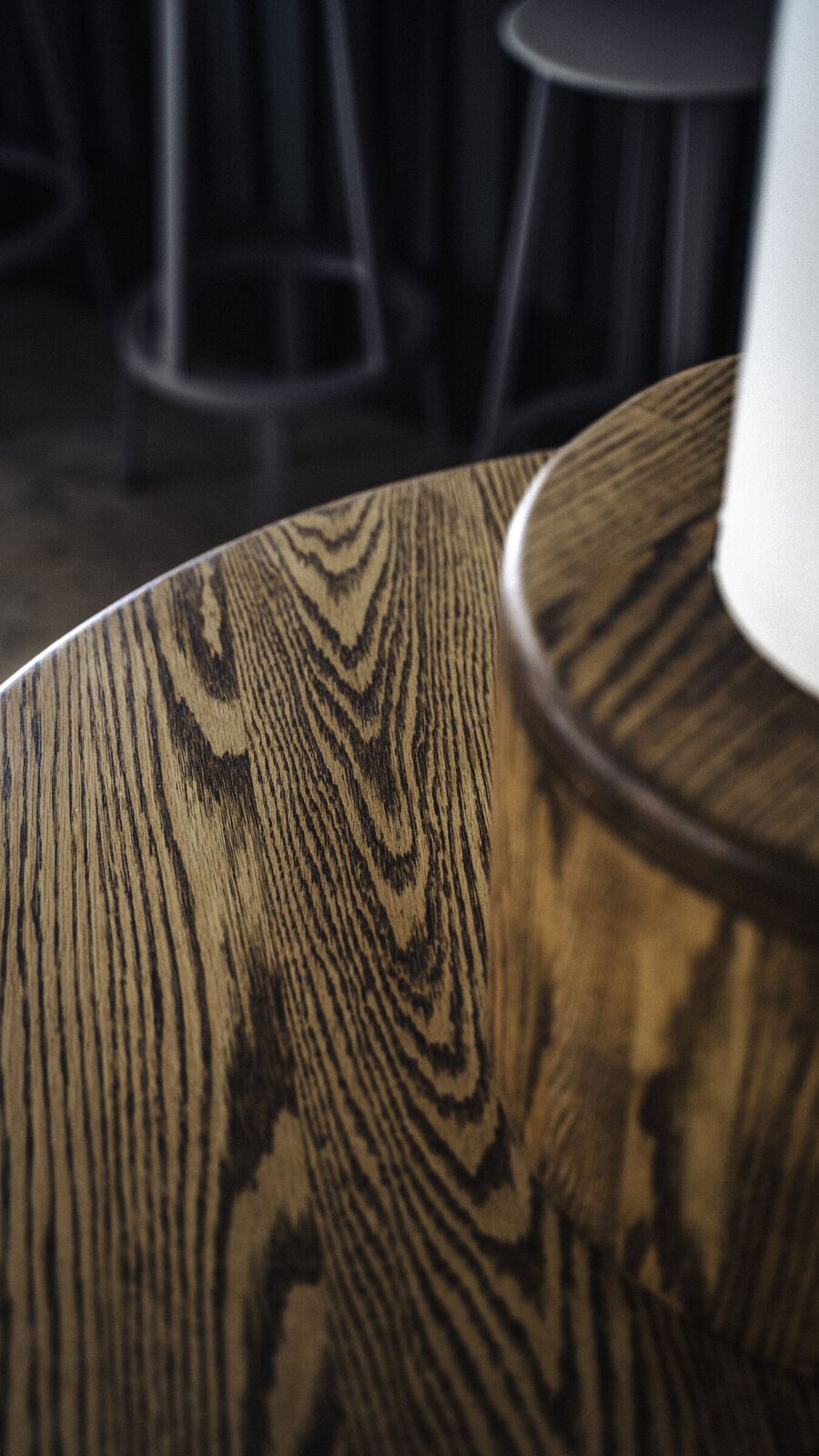 Oak top fitted round the column, Pils