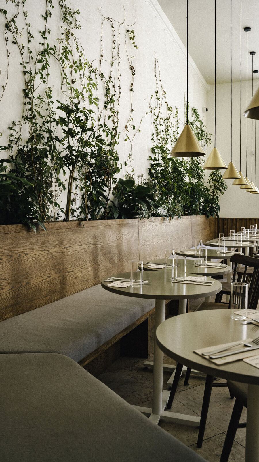 Bench with planters, Pils