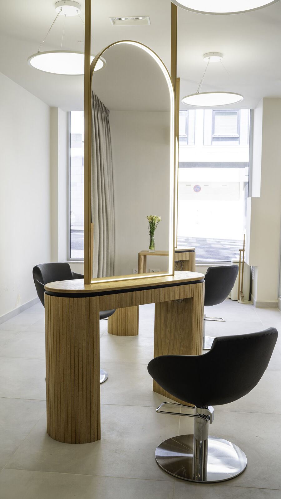 Styling station with round oak legs, Salon Max
