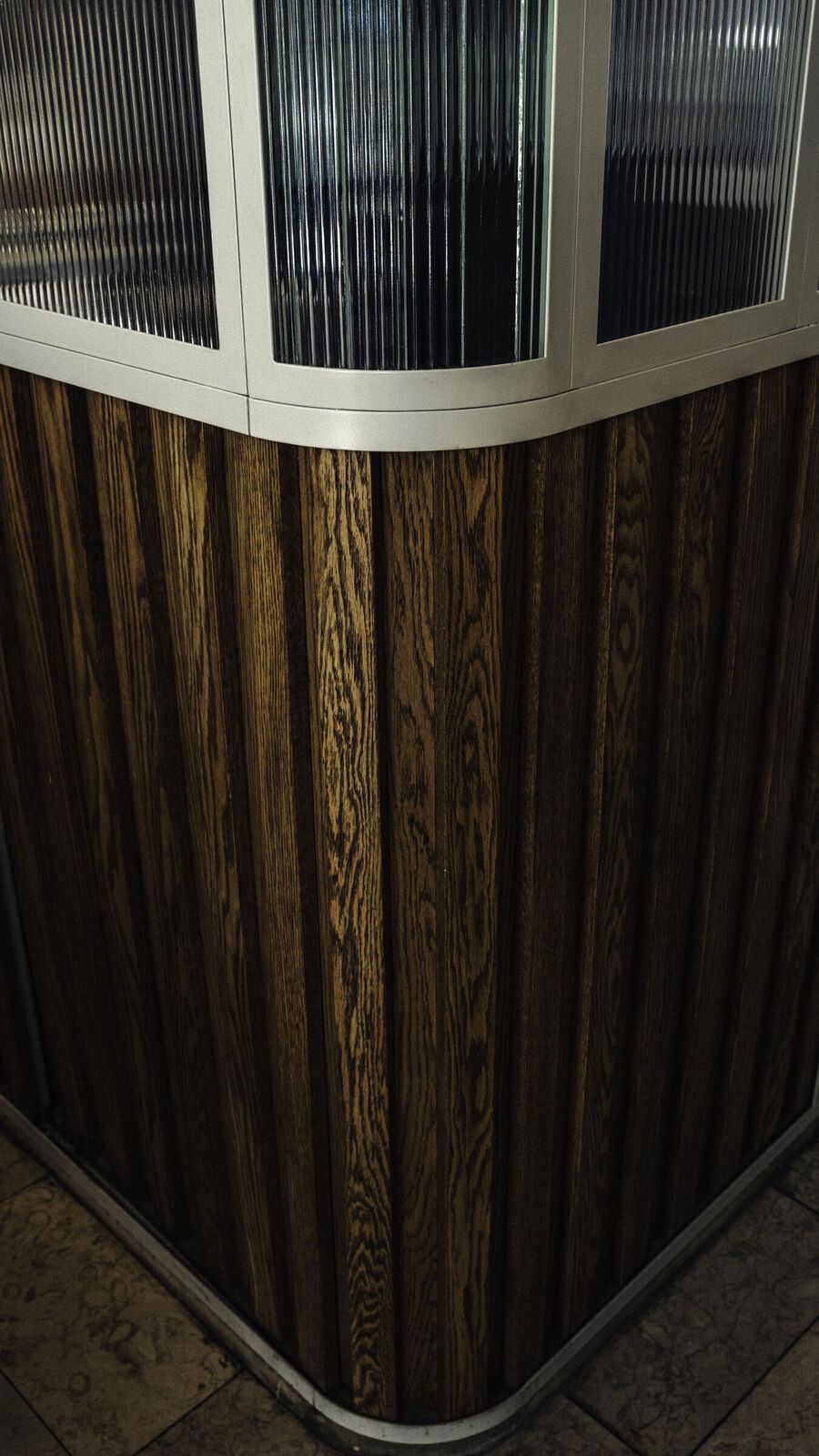 Rounded corner of the kitchen partition, Pils