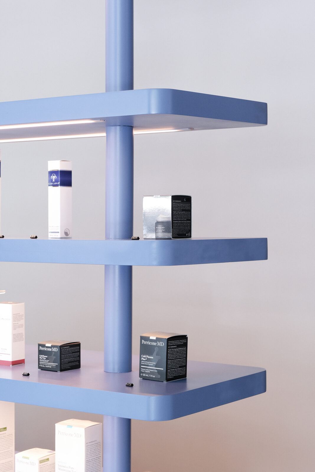 Blue shelves with hidden light, Pause