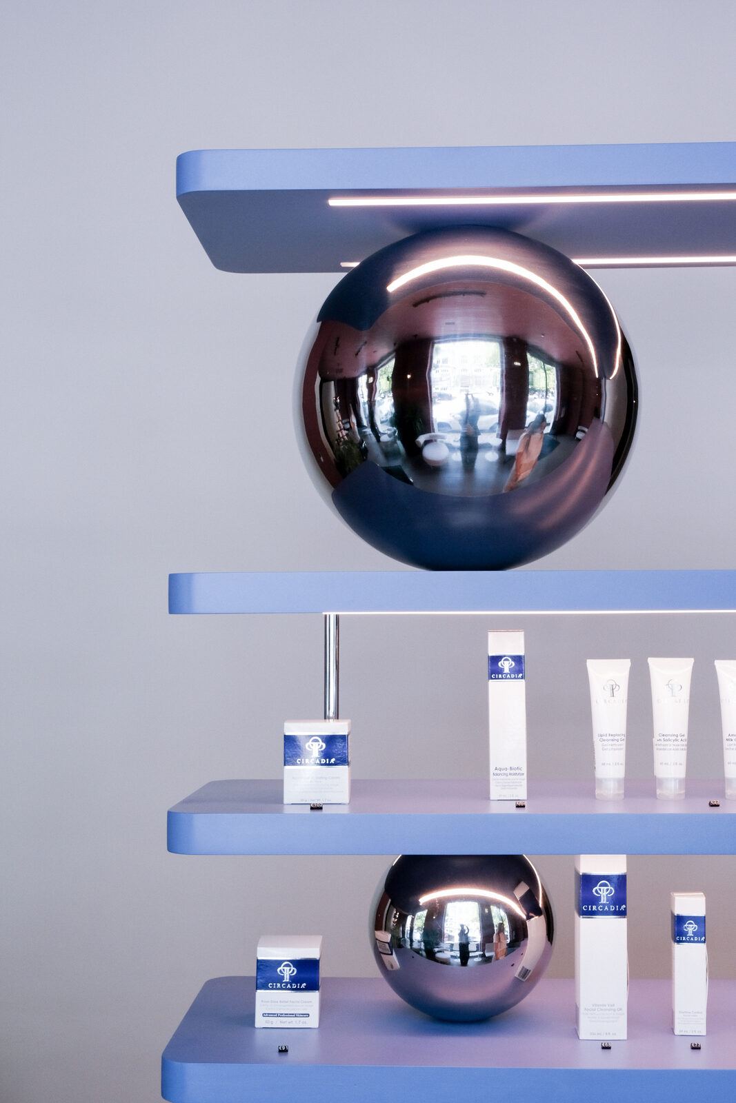 Polished steel spheres holding the shelves, Pause
