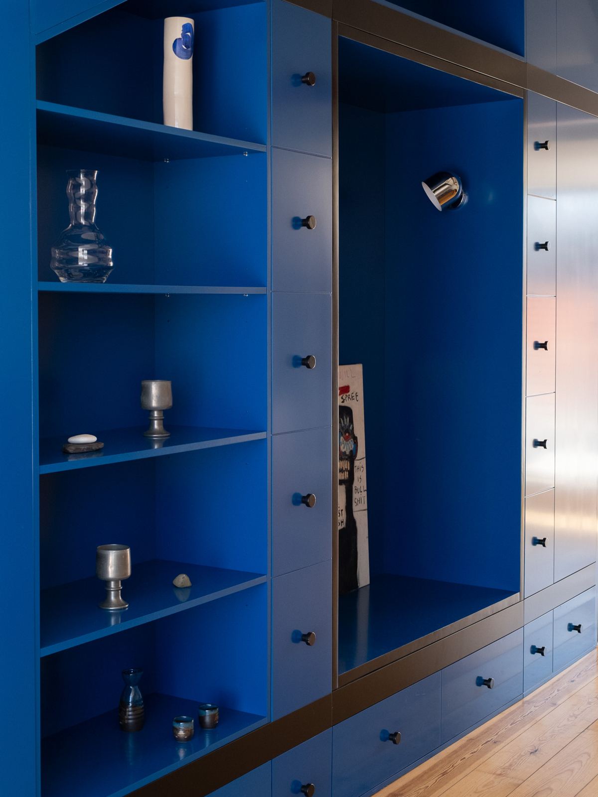 Cabinet seen from the side, Blue Cabinet