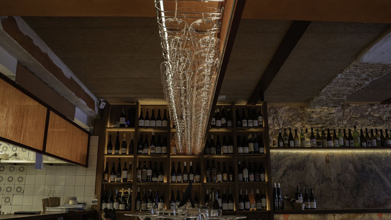 Bar with the glass rack overhead, Parra