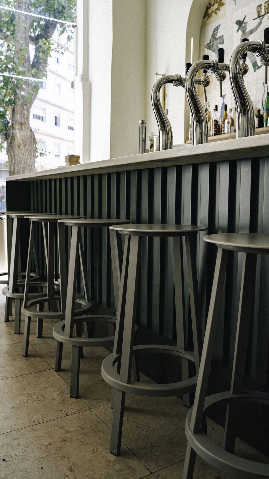 Bar counter and stools, Pils