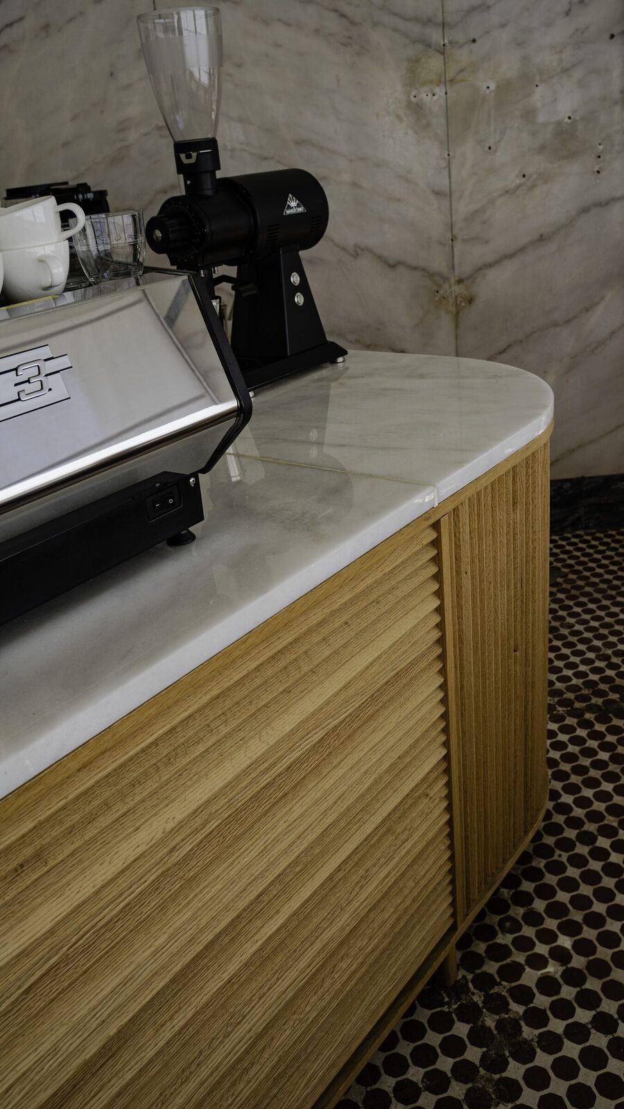 Counter with the coffee machine, TACT