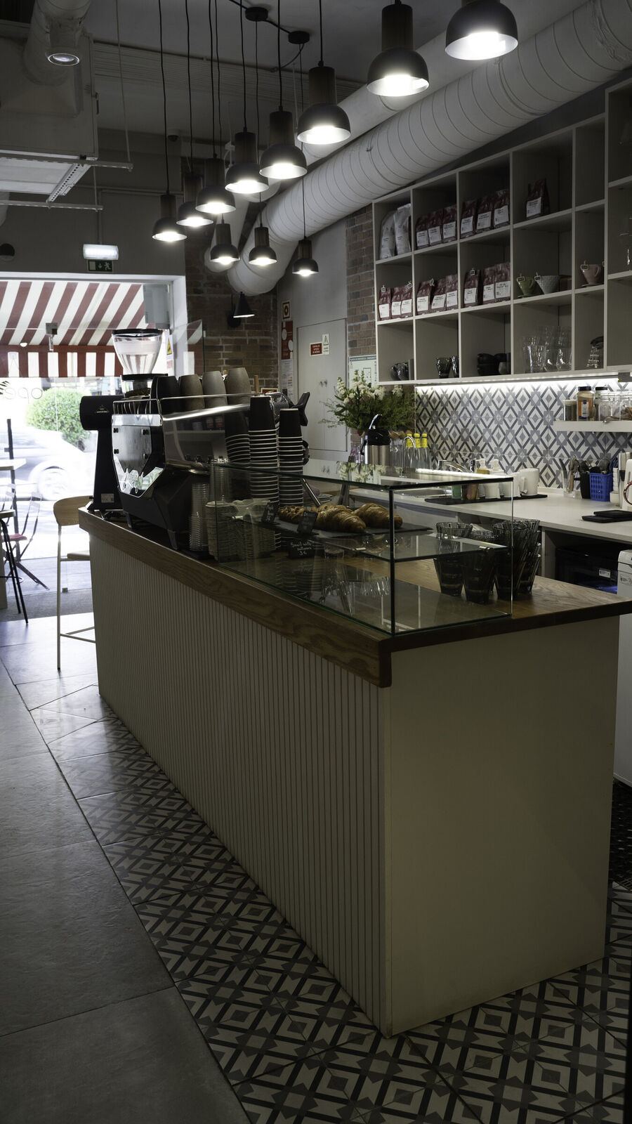 Unity cafe, Cascais: bar counter with oak top