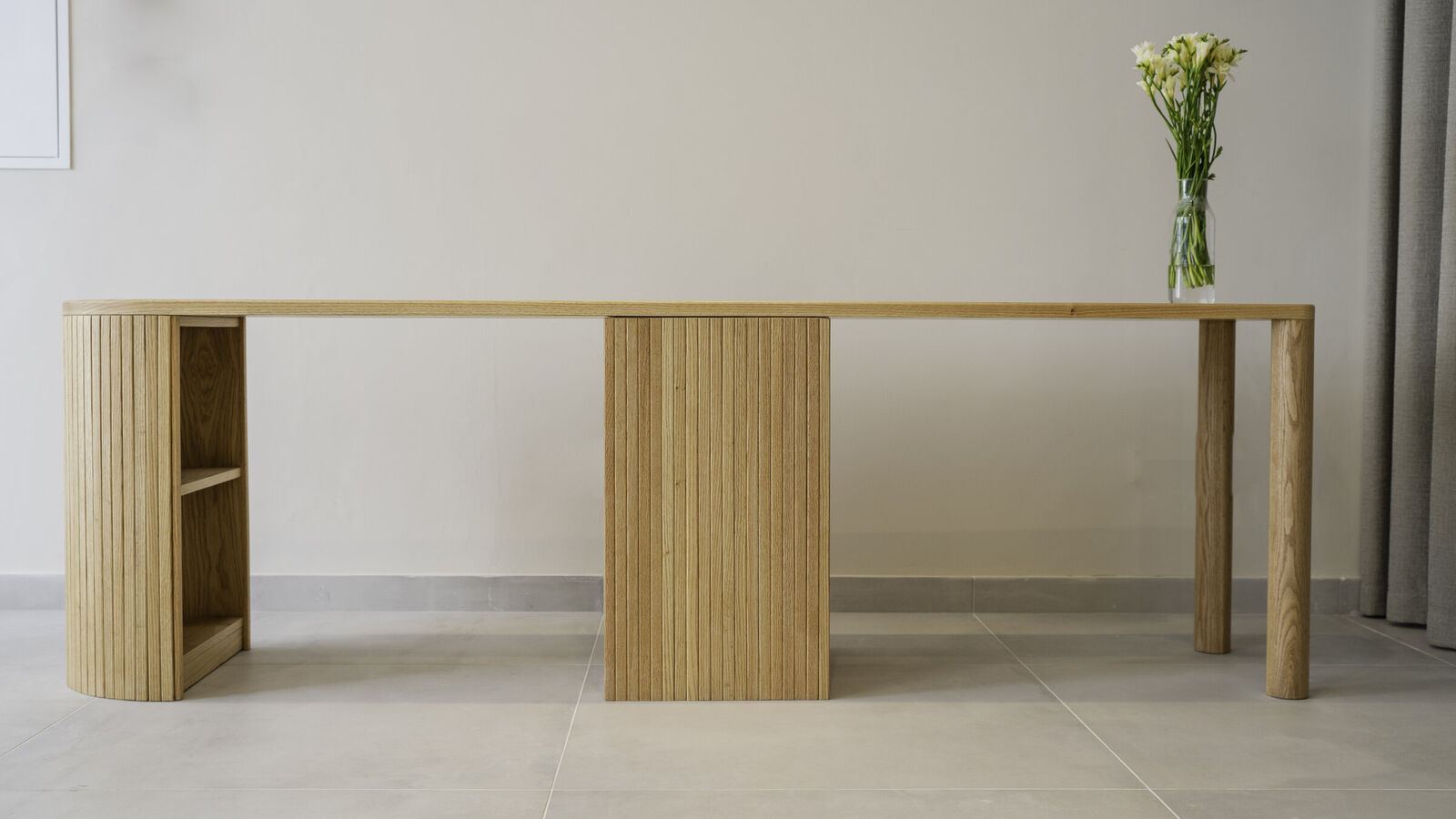 Manicure table on oak legs, Salon Max