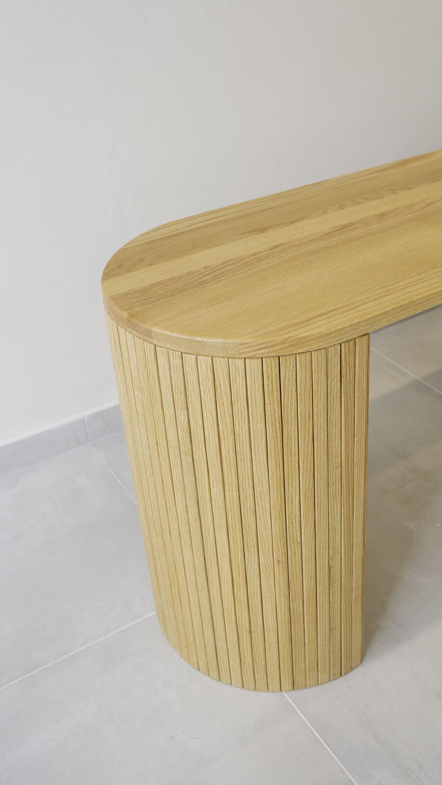 Round oak leg under a rounded top, Salon Max