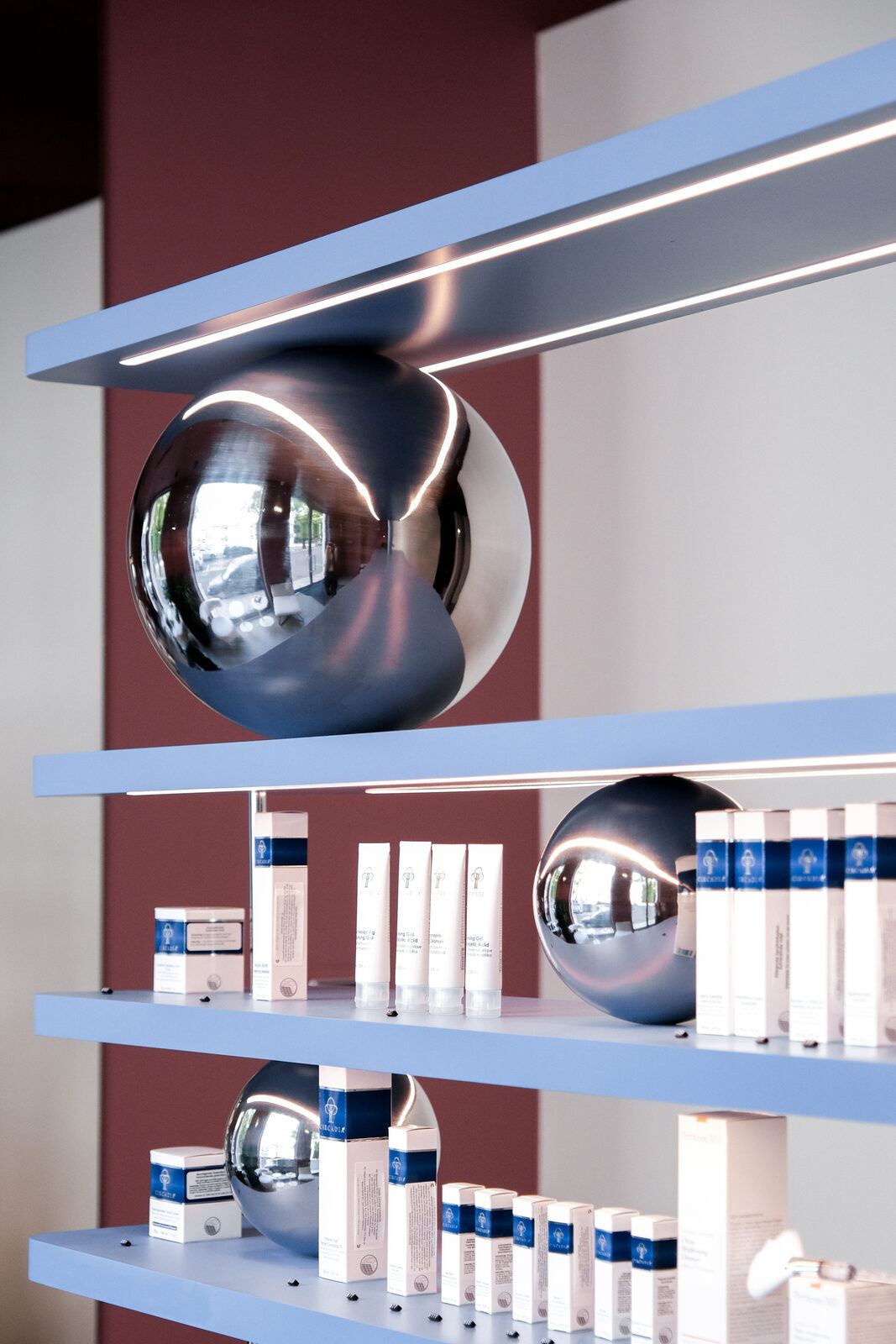Shelf resting on a polished steel sphere, Pause