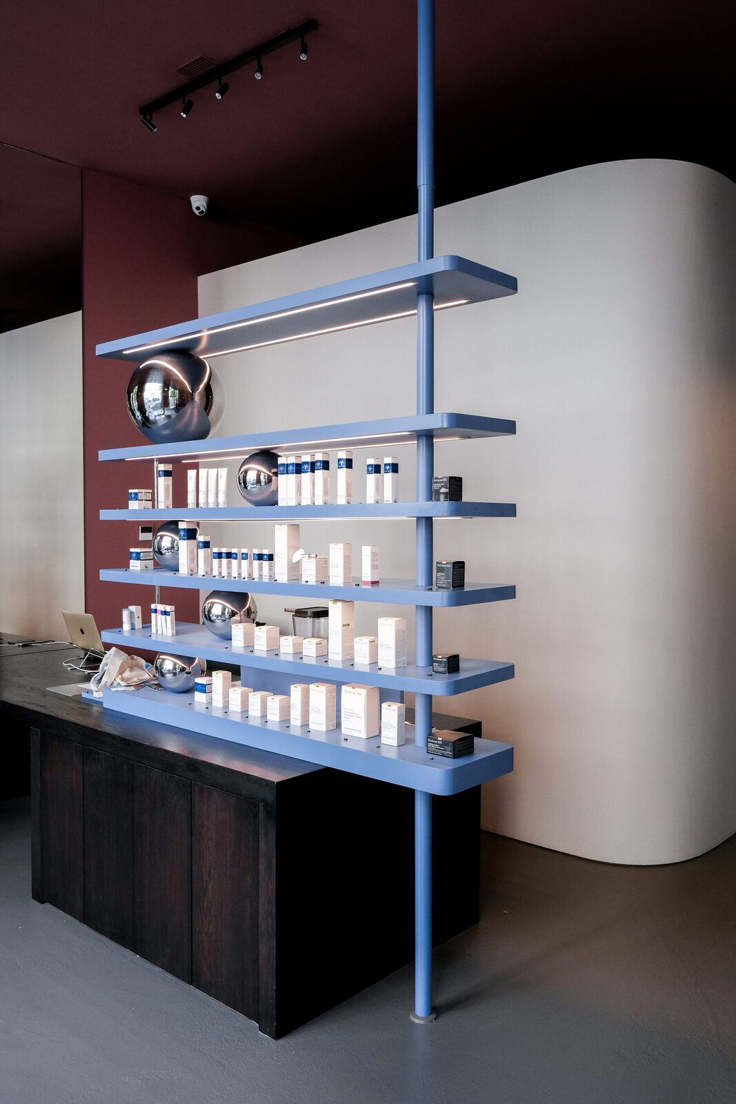 Shelving and reception, Pause