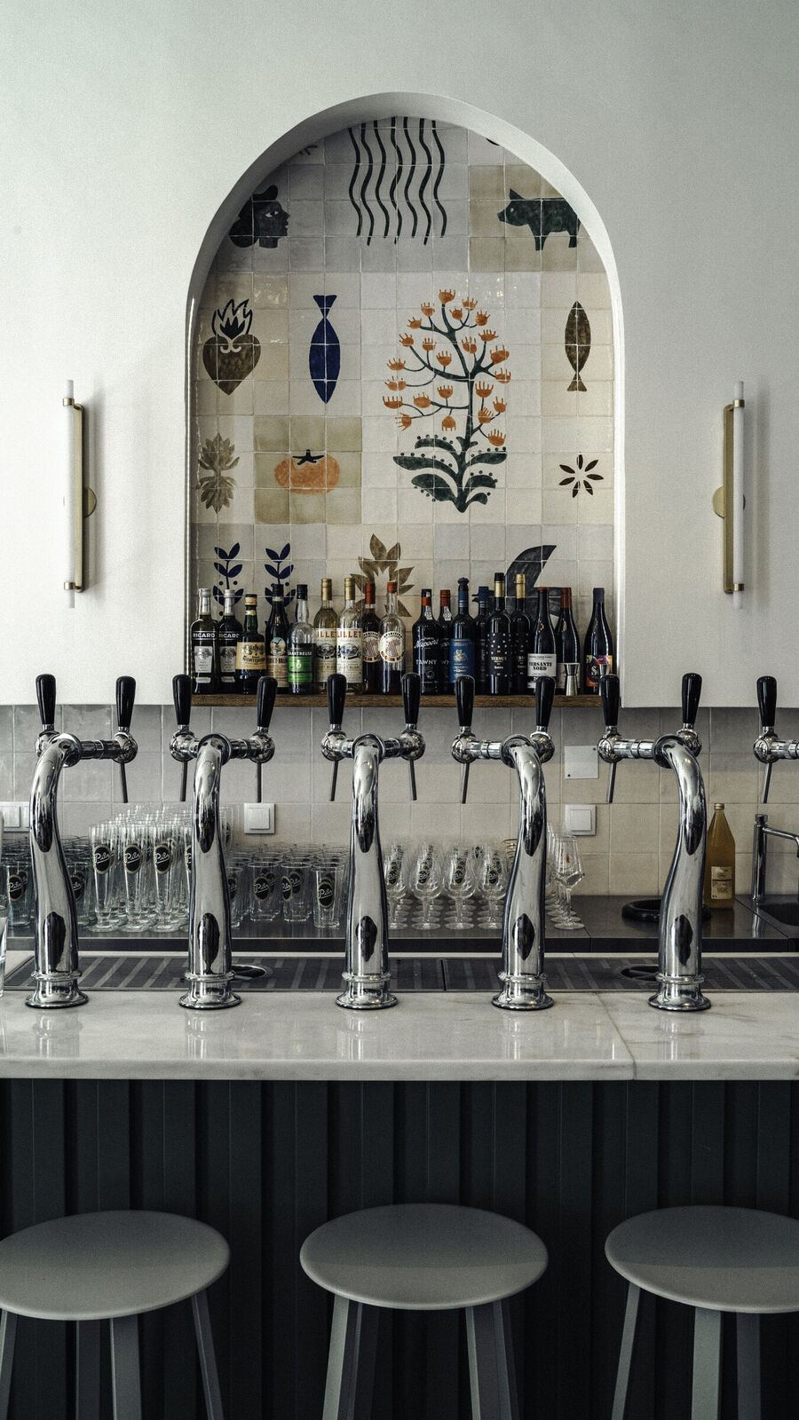 Bar counter with marble top, Pils