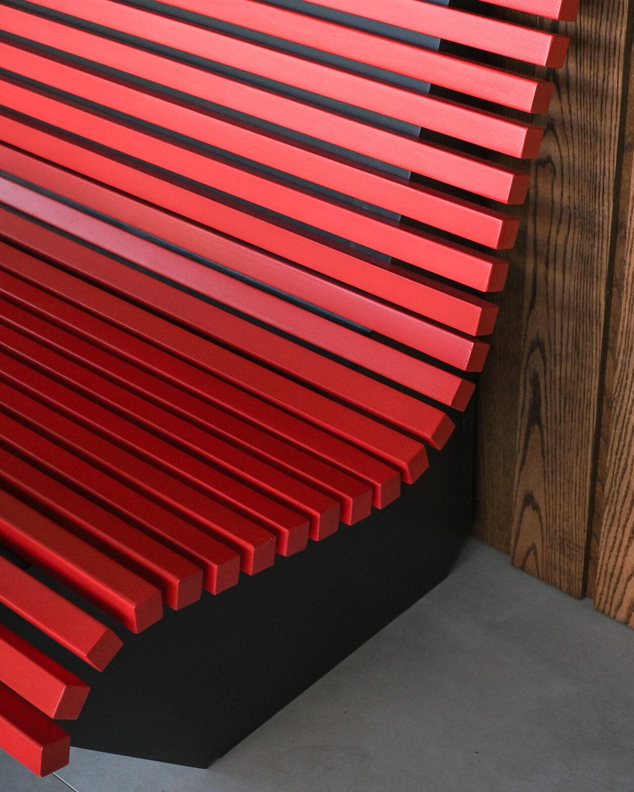 Red slats curving into the backrest, ULU