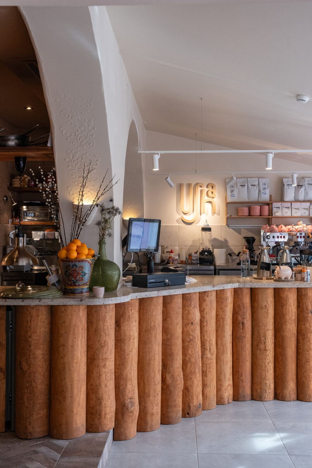 Usha cafe, Cascais: counter clad in tree trunks